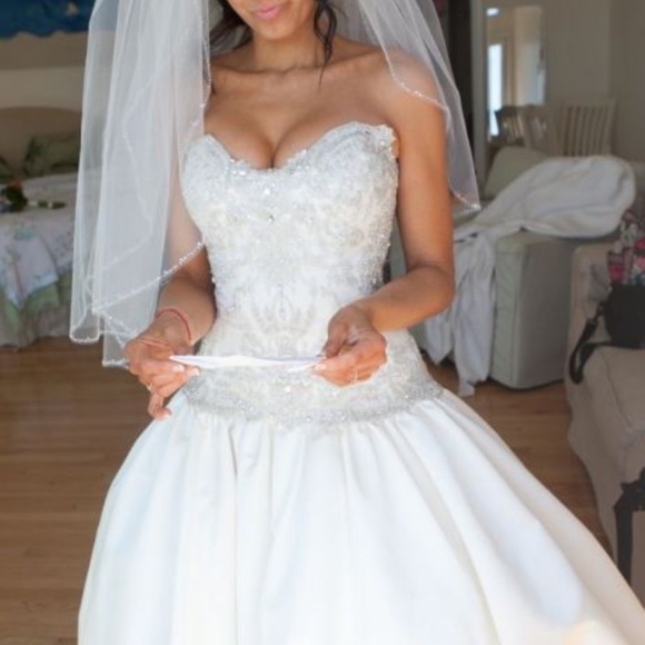 Stunning Ines Di Santo Custom Wedding Gown 🤍 - Picture 2 of 7